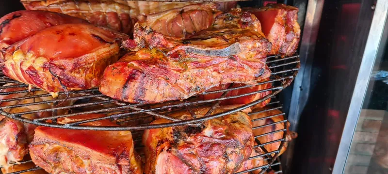 Balcão de atendimento com carnes expostas na Boi Forte